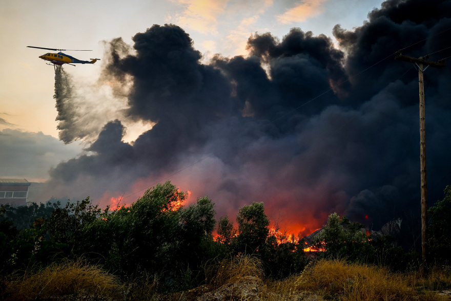 Μάχη για να σβήσει η πυρκαγιά στο εργοστάσιο ανακύκλωσης στο Ωραιόκαστρο - Τοξικό νέφος έχει καλύψει τη Θεσσαλονίκη, οριοθετήθηκε η φωτιά στο δασικό κομμάτι