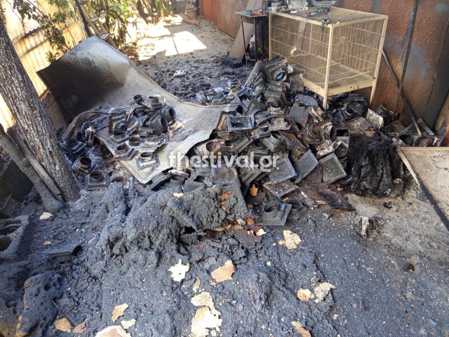 Θεσσαλονίκη: Επιχειρήσεις και αυτοκίνητα κάηκαν στο Ωραιόκαστρο εκτός από τα δύο εργοστάσια που τυλίχθηκαν στις φλόγες