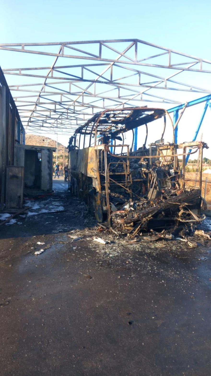 Ηράκλειο: Φωτιά σε σταθμευμένο λεωφορείο κοντά στο αεροδρόμιο, δείτε εικόνες