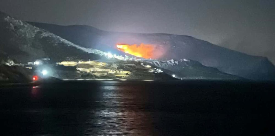 Υπό μερικό έλεγχο η πυρκαγιά σε χωματερή στα Γιανναχώραφα Καλύμνου, δείτε φωτογραφίες 