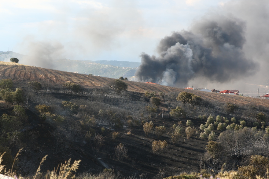 Καλύτερη η εικόνα στην πυρκαγιά στο Ωραιόκαστρο μετά την ολονύχτια μάχη - Κάηκαν επιχειρήσεις, 4 πυροσβέστες μεταφέρθηκαν στο νοσοκομείο