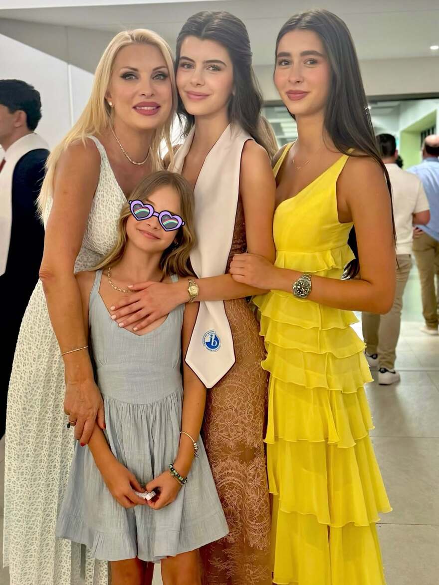 Η μεγάλη κόρη της Ελένης Μενεγάκη αποφοίτησε από το Πανεπιστήμιο, περήφανη η παρουσιάστρια στην ορκωμοσία της