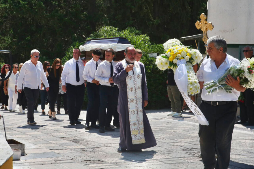 Συγκίνηση στο τελευταίο αντίο στην Τζένη Ζαχαροπούλου, δείτε βίντεο και φωτογραφίες