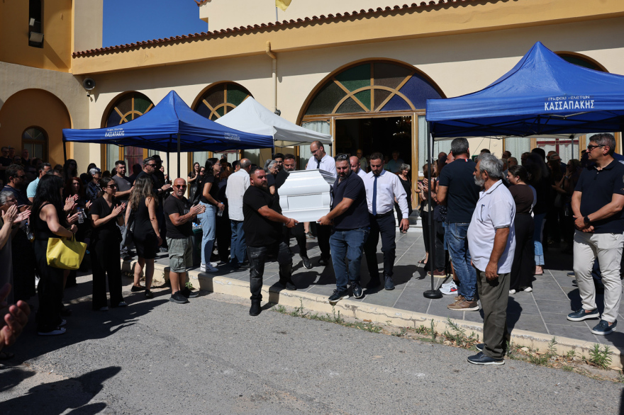 Θλίψη στην κηδεία της δημοσιογράφου Μαρίας Αντωνογιαννάκη, δείτε φωτογραφίες 