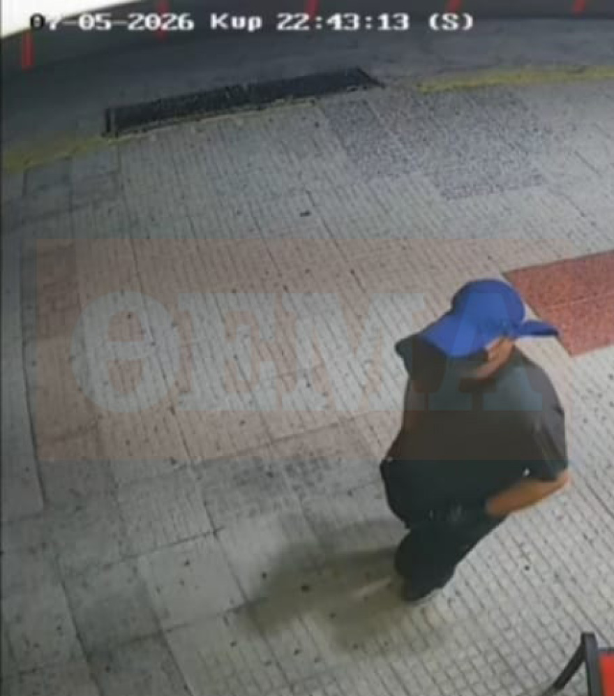 Βίντεο: Πήγε να ληστέψει ζαχαροπλαστείο στη Νίκαια με ψεύτικο πιστόλι και η υπάλληλος τον κυνήγησε με... σφουγγαρίστρα
