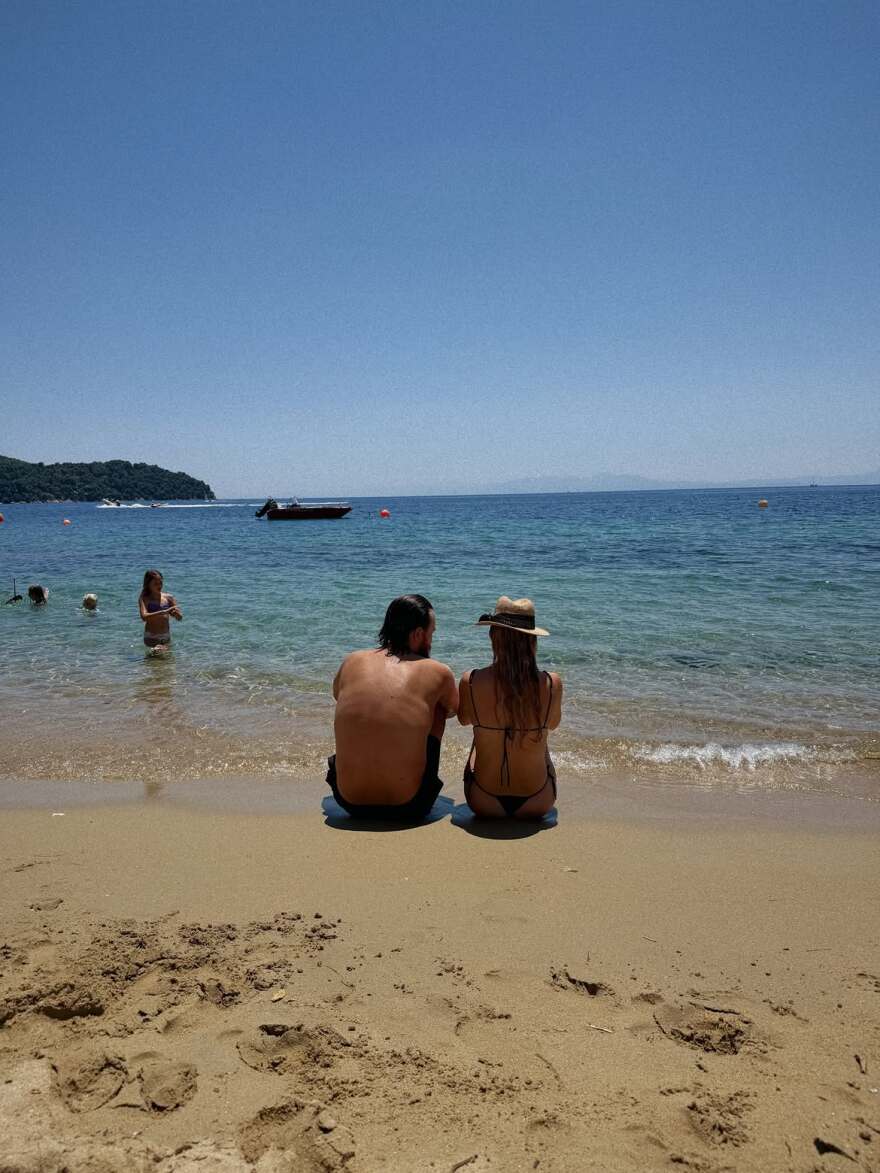 Η Κέιτ Χάντσον ανέβασε φωτογραφίες από τη Σκιάθο: Οι πόζες με μπικίνι, οι βουτιές από το σκάφος και οι οικογενειακές στιγμές