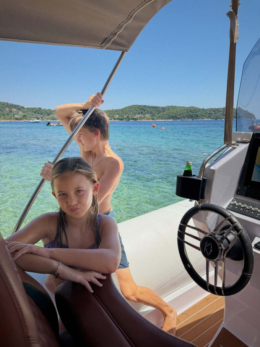 Η Κέιτ Χάντσον ανέβασε φωτογραφίες από τη Σκιάθο: Οι πόζες με μπικίνι, οι βουτιές από το σκάφος και οι οικογενειακές στιγμές