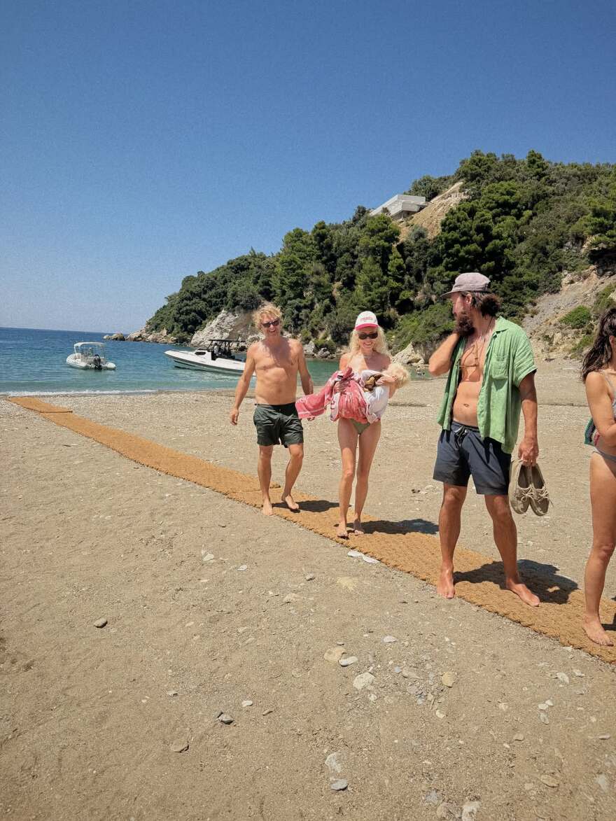 Η Κέιτ Χάντσον ανέβασε φωτογραφίες από τη Σκιάθο: Οι πόζες με μπικίνι, οι βουτιές από το σκάφος και οι οικογενειακές στιγμές