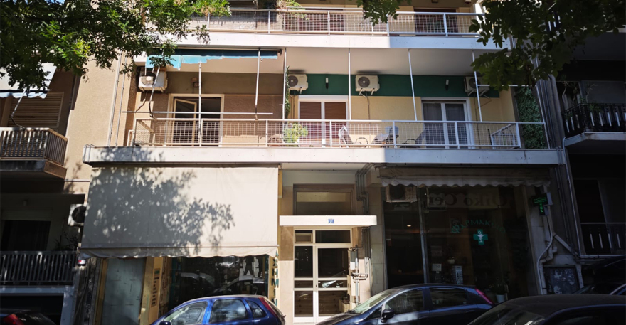 «Εδώ και έναν χρόνο δεν έβγαιναν έξω, μύριζε πολύ εδώ και 10 μέρες»: Τι λένε οι γείτονες για τον άνδρα σε προχωρημένη σήψη στο Παγκράτι