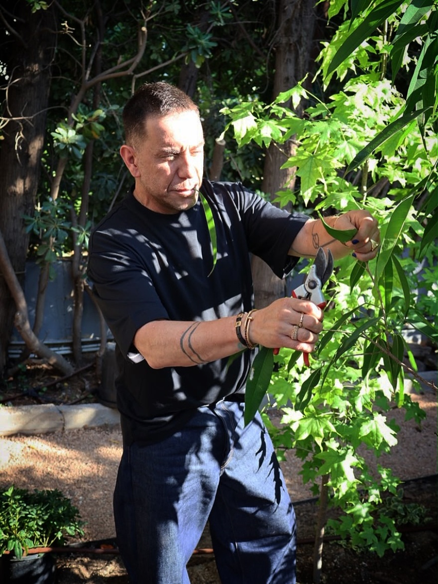 Ο Γιώργος Μαζωνάκης φωτογραφίζεται ως... «αγρότης μόνος ψάχνει»