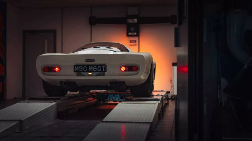 Η εμβληματική McLaren M6GT και πάλι στο προσκήνιο
