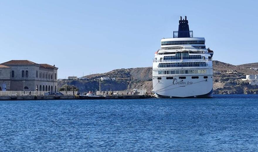 Συγκέντρωση διαμαρτυρίας και ισχυρή αστυνομική παρουσία για την άφιξη του Crown Iris στη Σύρο, αποβιβάστηκαν ανά ομάδες οι τουρίστες