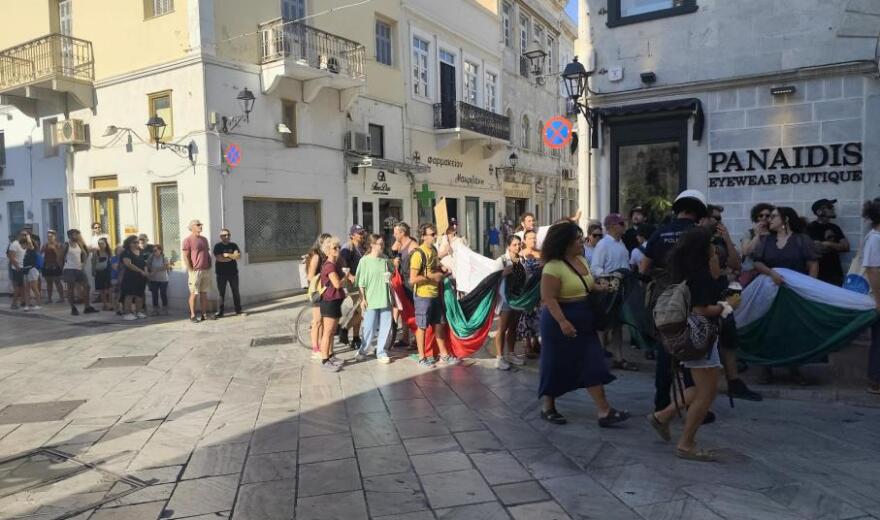 Συγκέντρωση διαμαρτυρίας και ισχυρή αστυνομική παρουσία για την άφιξη του Crown Iris στη Σύρο, αποβιβάστηκαν ανά ομάδες οι τουρίστες