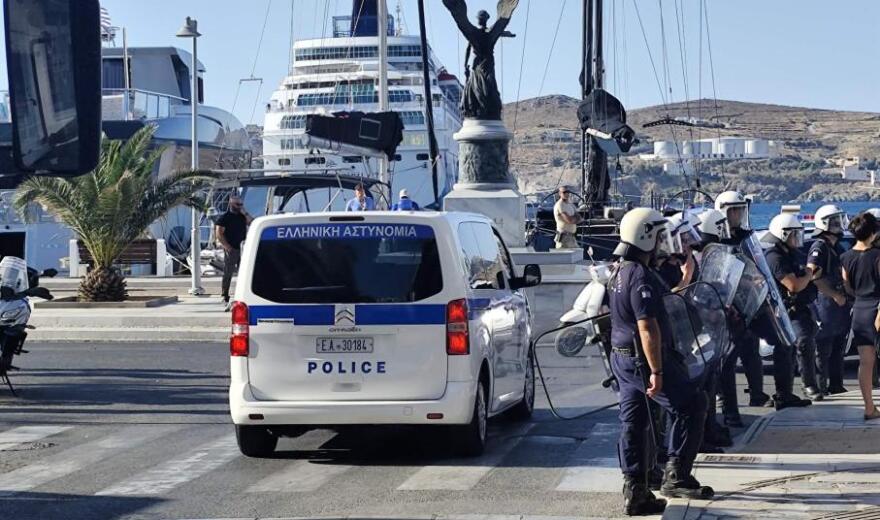 Συγκέντρωση διαμαρτυρίας και ισχυρή αστυνομική παρουσία για την άφιξη του Crown Iris στη Σύρο, αποβιβάστηκαν ανά ομάδες οι τουρίστες