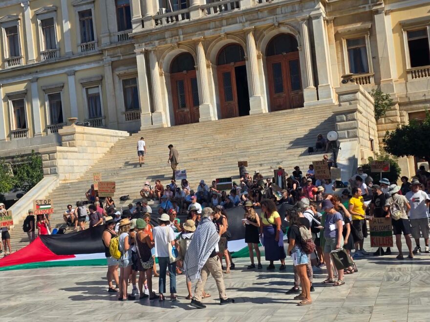 Συγκέντρωση διαμαρτυρίας και ισχυρή αστυνομική παρουσία για την άφιξη του Crown Iris στη Σύρο, αποβιβάστηκαν ανά ομάδες οι τουρίστες
