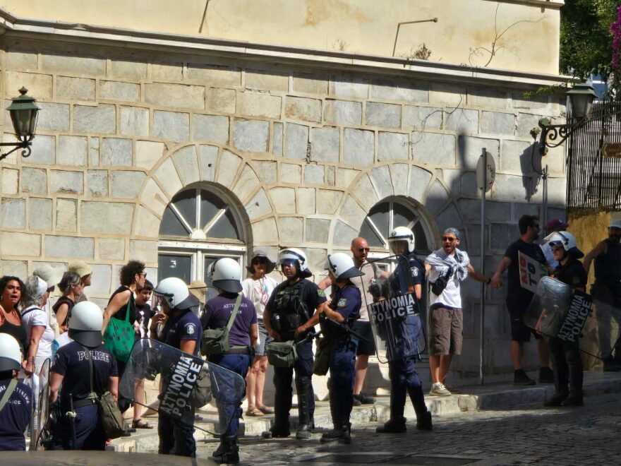 Συγκέντρωση διαμαρτυρίας και ισχυρή αστυνομική παρουσία για την άφιξη του Crown Iris στη Σύρο, αποβιβάστηκαν ανά ομάδες οι τουρίστες