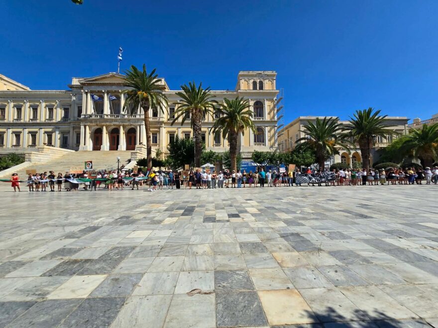 Συγκέντρωση διαμαρτυρίας και ισχυρή αστυνομική παρουσία για την άφιξη του Crown Iris στη Σύρο, αποβιβάστηκαν ανά ομάδες οι τουρίστες