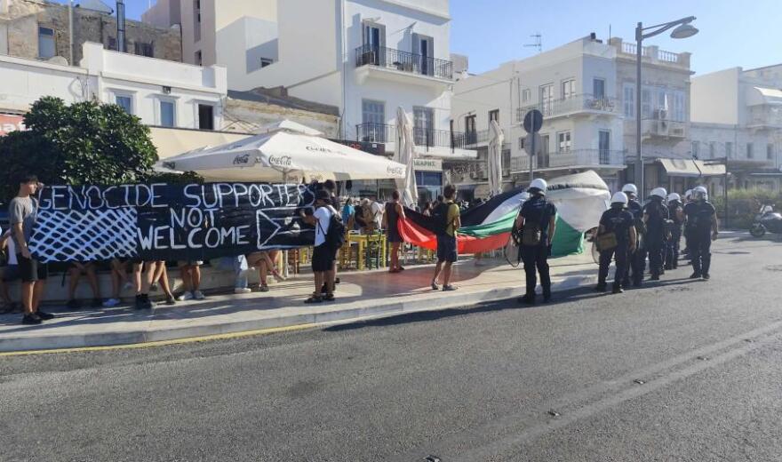 Συγκέντρωση διαμαρτυρίας και ισχυρή αστυνομική παρουσία για την άφιξη του Crown Iris στη Σύρο, αποβιβάστηκαν ανά ομάδες οι τουρίστες