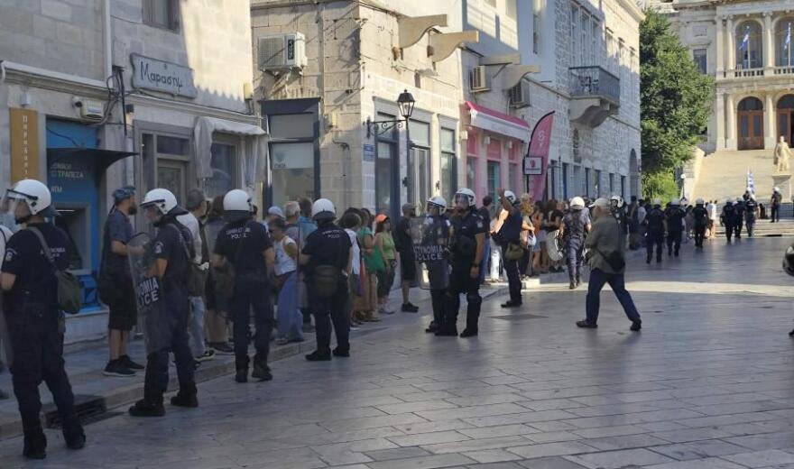 Συγκέντρωση διαμαρτυρίας και ισχυρή αστυνομική παρουσία για την άφιξη του Crown Iris στη Σύρο, αποβιβάστηκαν ανά ομάδες οι τουρίστες