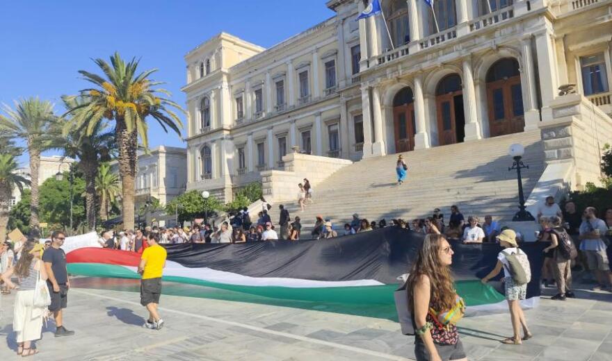 Συγκέντρωση διαμαρτυρίας και ισχυρή αστυνομική παρουσία για την άφιξη του Crown Iris στη Σύρο, αποβιβάστηκαν ανά ομάδες οι τουρίστες