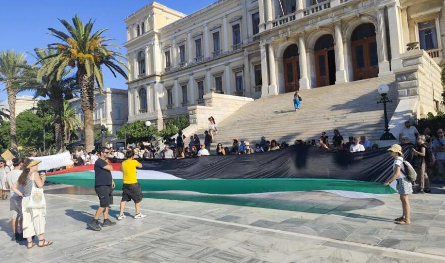 Συγκέντρωση διαμαρτυρίας και ισχυρή αστυνομική παρουσία για την άφιξη του Crown Iris στη Σύρο, αποβιβάστηκαν ανά ομάδες οι τουρίστες