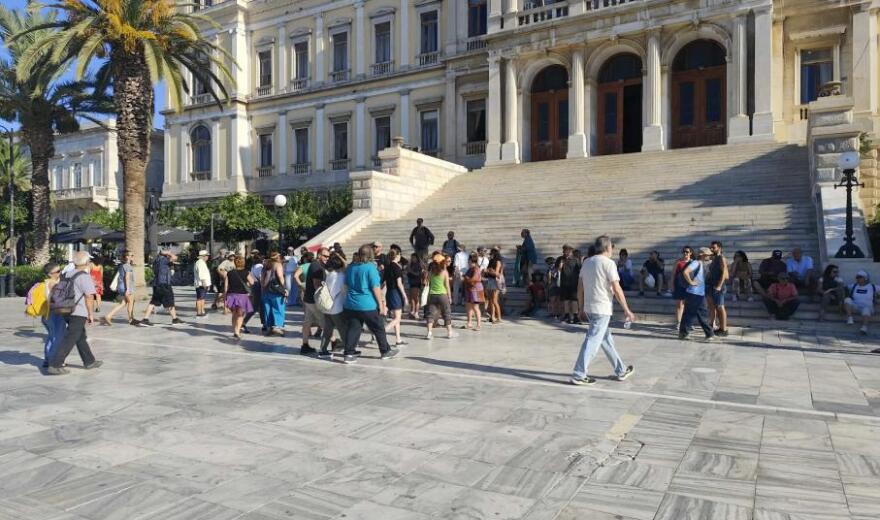 Συγκέντρωση διαμαρτυρίας και ισχυρή αστυνομική παρουσία για την άφιξη του Crown Iris στη Σύρο, αποβιβάστηκαν ανά ομάδες οι τουρίστες