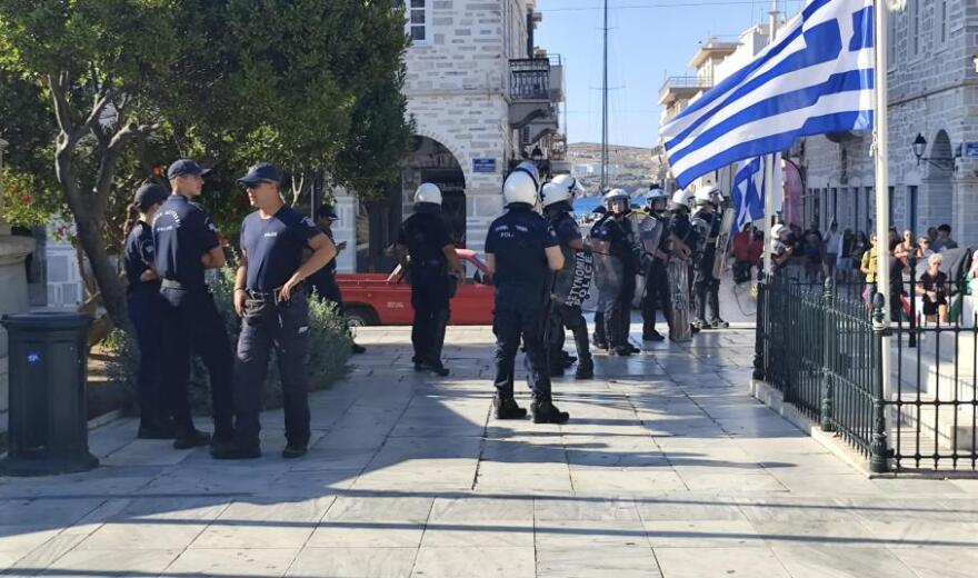 Συγκέντρωση διαμαρτυρίας και ισχυρή αστυνομική παρουσία για την άφιξη του Crown Iris στη Σύρο, αποβιβάστηκαν ανά ομάδες οι τουρίστες