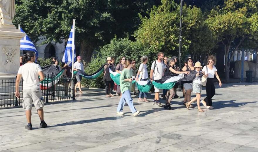 Συγκέντρωση διαμαρτυρίας και ισχυρή αστυνομική παρουσία για την άφιξη του Crown Iris στη Σύρο, αποβιβάστηκαν ανά ομάδες οι τουρίστες