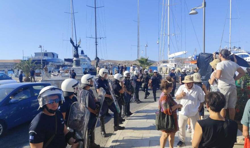 Συγκέντρωση διαμαρτυρίας και ισχυρή αστυνομική παρουσία για την άφιξη του Crown Iris στη Σύρο, αποβιβάστηκαν ανά ομάδες οι τουρίστες