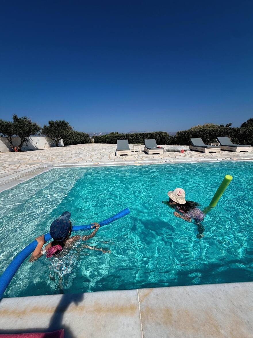Σάκης Τανιμανίδης και Χριστίνα Μπόμπα: Οι φωτογραφίες από τις οικογενειακές διακοπές τους στην Πάρο
