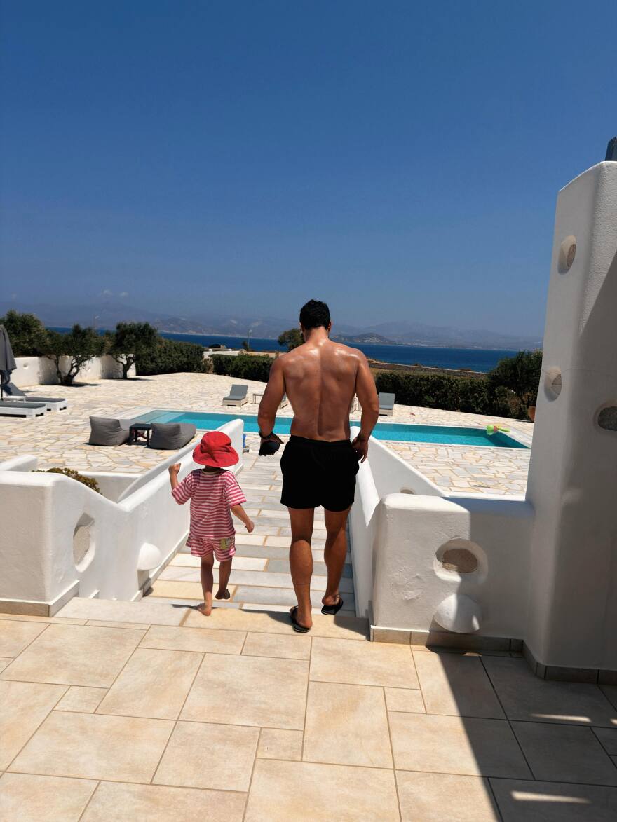 Σάκης Τανιμανίδης και Χριστίνα Μπόμπα: Οι φωτογραφίες από τις οικογενειακές διακοπές τους στην Πάρο

