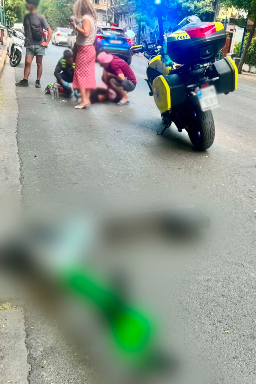 Πατίνι με 2 αναβάτες συγκρούστηκε με μηχανή στο κέντρο της Αθήνας- Ένας τραυματίας 3 Σύγκρουση ηλεκτρικού πατινιού με μηχανάκι στην 3ης Σεπτεμβρίου, τραυματίστηκε αναβάτης