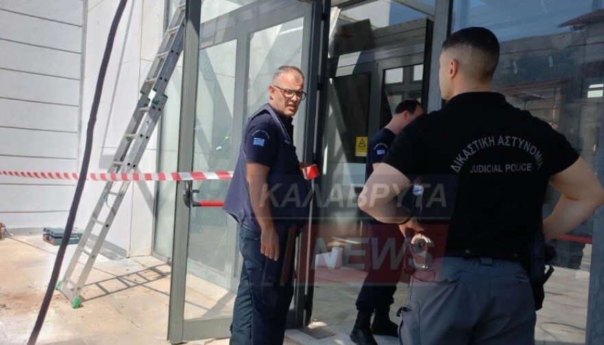 Σοβαρό εργατικό ατύχημα στο Δικαστικό Μέγαρο Καλαβρύτων, 45χρονος έπεσε από σκάλα

