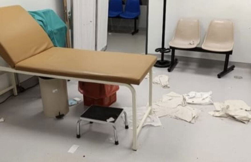 Χάος στο Θριάσιο: Ρομά έσπασαν τζάμια και επιτέθηκαν σε γιατρούς επειδή καθυστέρησε αξονική συγγενή τους, δύο συλλήψεις