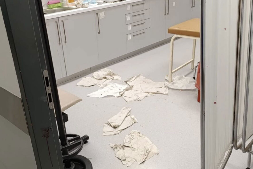 Χάος στο Θριάσιο: Ρομά έσπασαν τζάμια και επιτέθηκαν σε γιατρούς επειδή καθυστέρησε αξονική συγγενή τους, δύο συλλήψεις