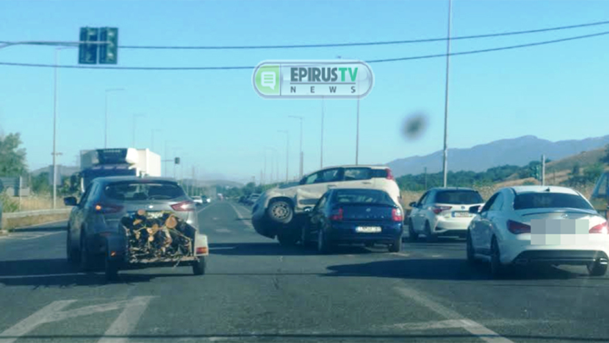 Απίθανο τροχαίο στα Ιωάννινα: Αυτοκίνητο «σκαρφάλωσε» πάνω σε άλλο, δείτε φωτογραφίες
