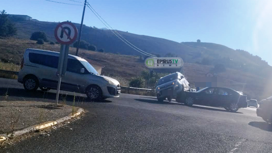 Απίθανο τροχαίο στα Ιωάννινα: Αυτοκίνητο «σκαρφάλωσε» πάνω σε άλλο, δείτε φωτογραφίες
