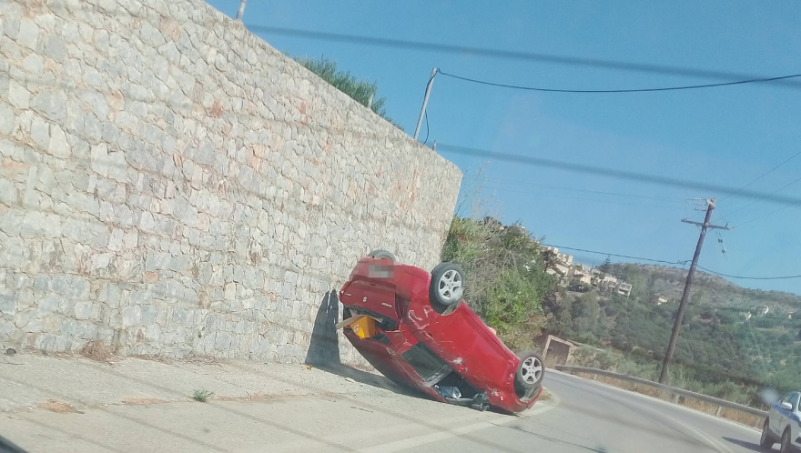 Τροχαίο με τουμπαρισμένο όχημα στα Χανιά, δείτε φωτογραφίες