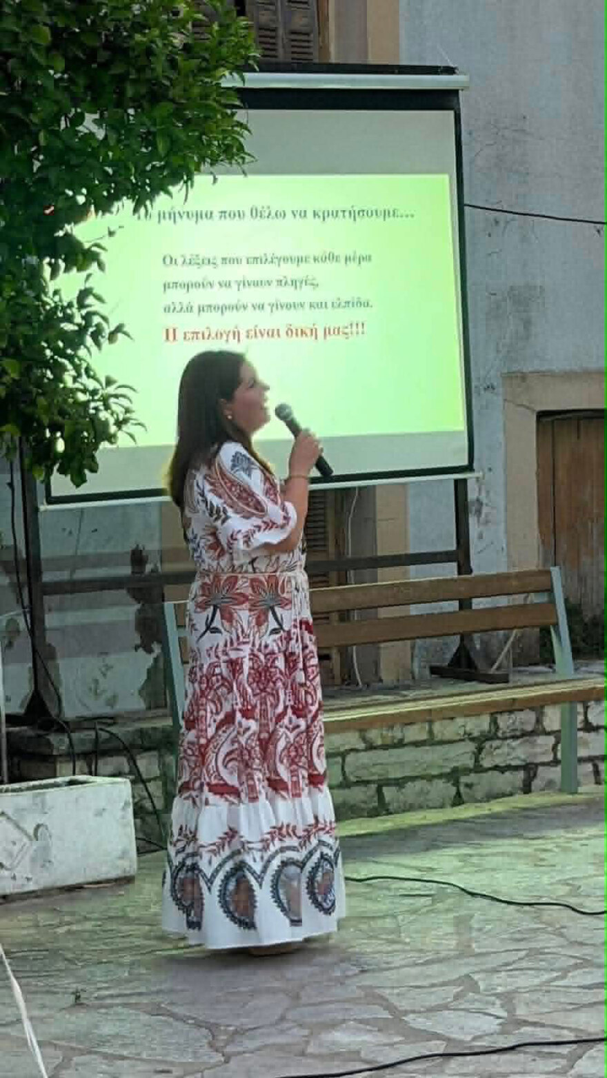 Από τις λέξεις στις πληγές: Η υποψήφια διδάκτωρ που έφερε τη συζήτηση για τη γλωσσική βία στην πλατεία ενός χωριού

