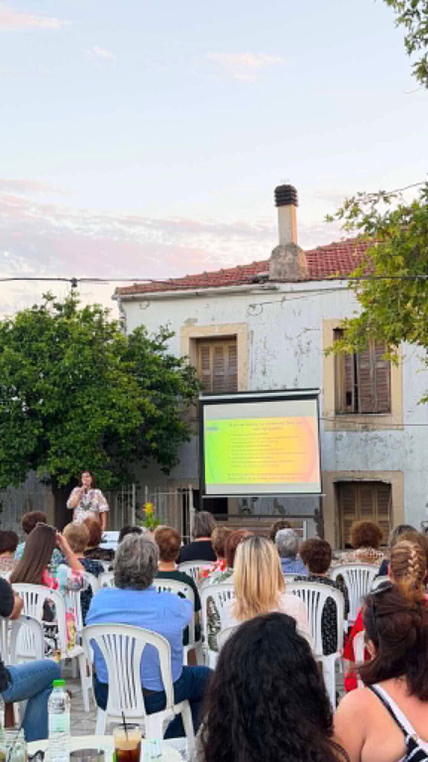 Από τις λέξεις στις πληγές: Η υποψήφια διδάκτωρ που έφερε τη συζήτηση για τη γλωσσική βία στην πλατεία ενός χωριού
