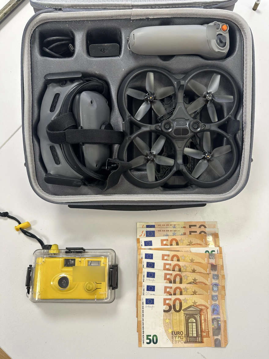 Συνελήφθη 71χρονος για αρχαιοκαπηλία στην Αττική: Κατασχέθηκαν αμφορείς, αρχαία νομίσματα και περικεφαλαία