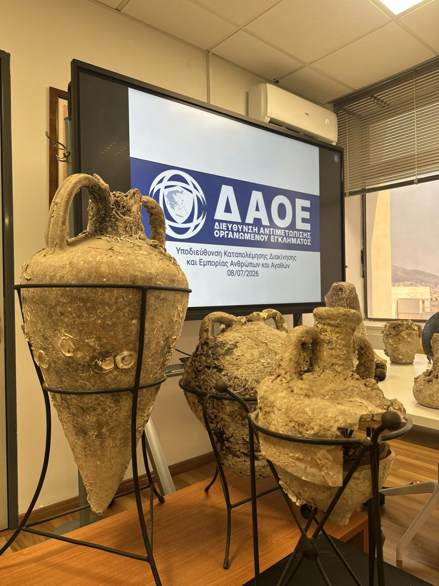 Συνελήφθη 71χρονος για αρχαιοκαπηλία στην Αττική: Κατασχέθηκαν αμφορείς, αρχαία νομίσματα και περικεφαλαία