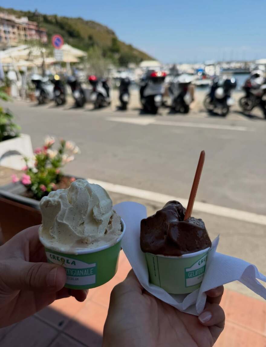 Η Τζέσικα Άλμπα πόζαρε με μπικίνι και ο σύντροφός της, την φιλούσε στον ώμο, φωτογραφίες από τις διακοπές τους στην Ιταλία