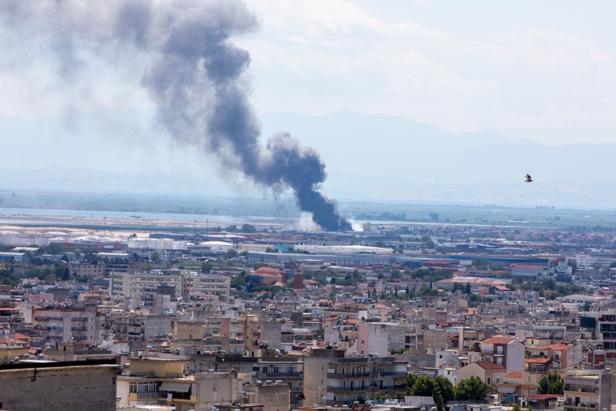 Σε ύφεση η φωτιά σε βιοτεχνία στο Καλοχώρι Θεσσαλονίκης, δείτε βίντεο και φωτογραφίες