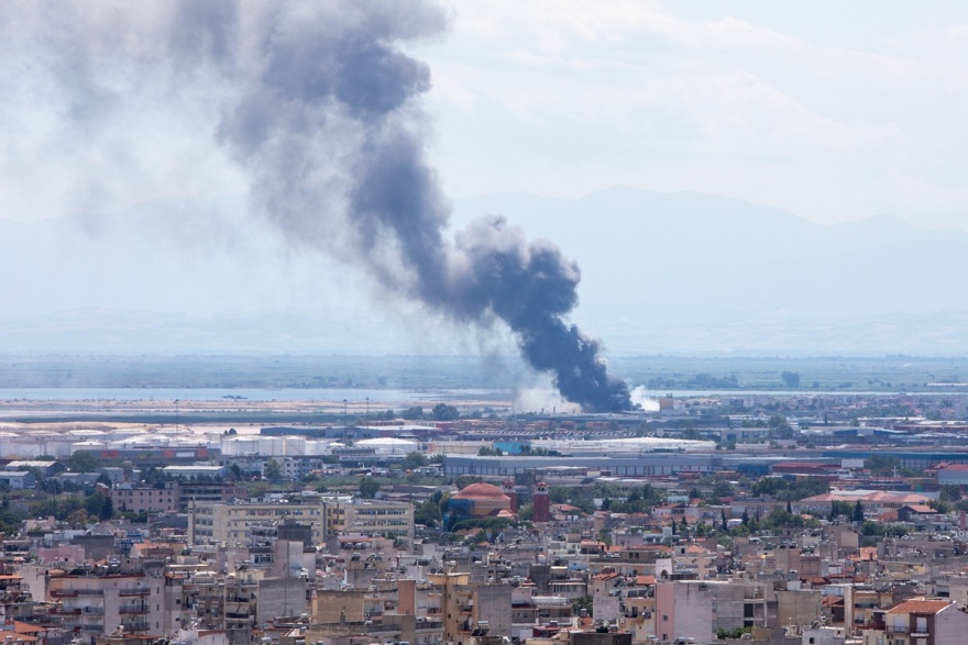 Σε ύφεση η φωτιά σε βιοτεχνία στο Καλοχώρι Θεσσαλονίκης, δείτε βίντεο και φωτογραφίες