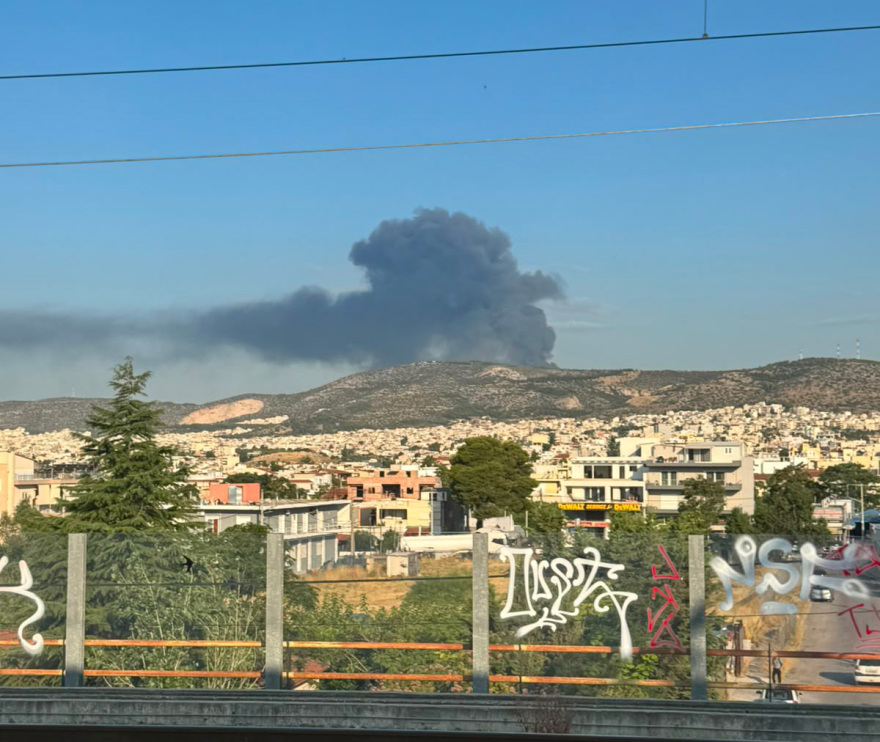 Μεγάλη φωτιά σε επιχείρηση στον Ασπρόπυργο: Μήνυμα από 112, ανησυχία για φορτηγό με δεξαμενή προπανίου, δύο τραυματίες