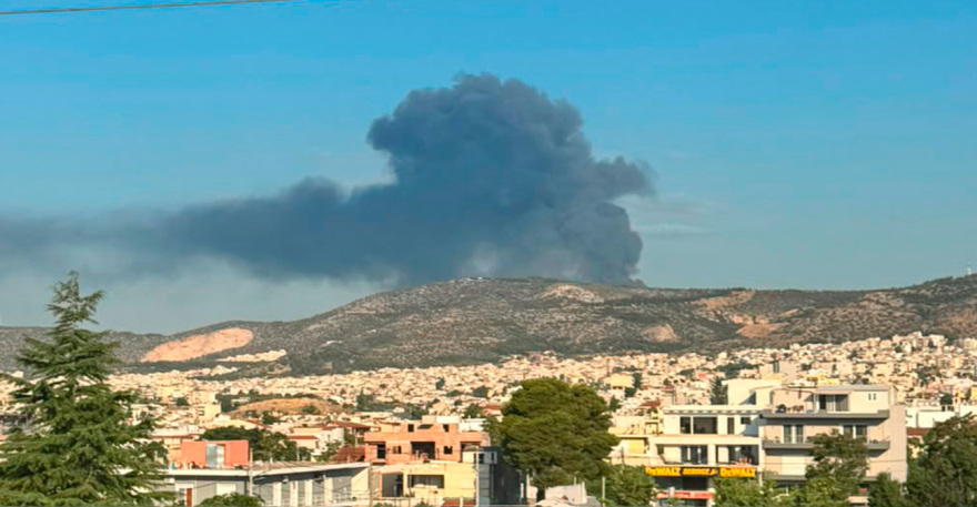 Διασωληνωμένος ο ιδιοκτήτης και ένας ακόμη τραυματίας από τη μεγάλη φωτιά σε επιχείρηση στον Ασπρόπυργο