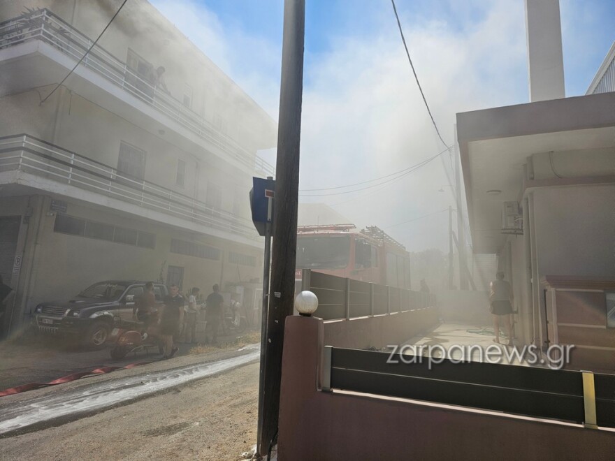 Αποθήκη τυλίχθηκε στις φλόγες στα Χανιά, δεν υπήρχε κάποιος μέσα στο κτίριο, δείτε βίντεο και φωτογραφίες