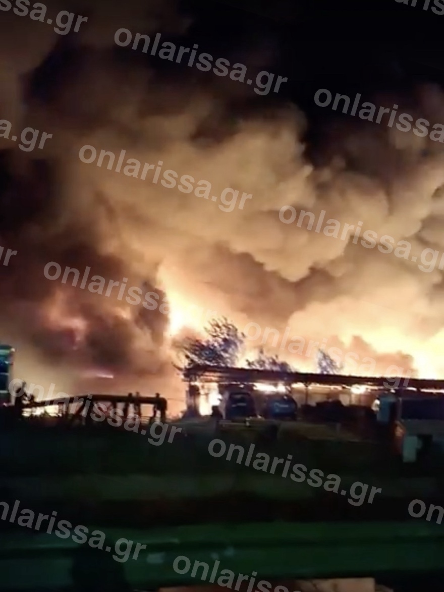 Ενισχύθηκαν οι δυνάμεις στη φωτιά σε μονάδα ανακύκλωσης στη Λάρισα, 112 για καπνούς, δείτε βίντεο