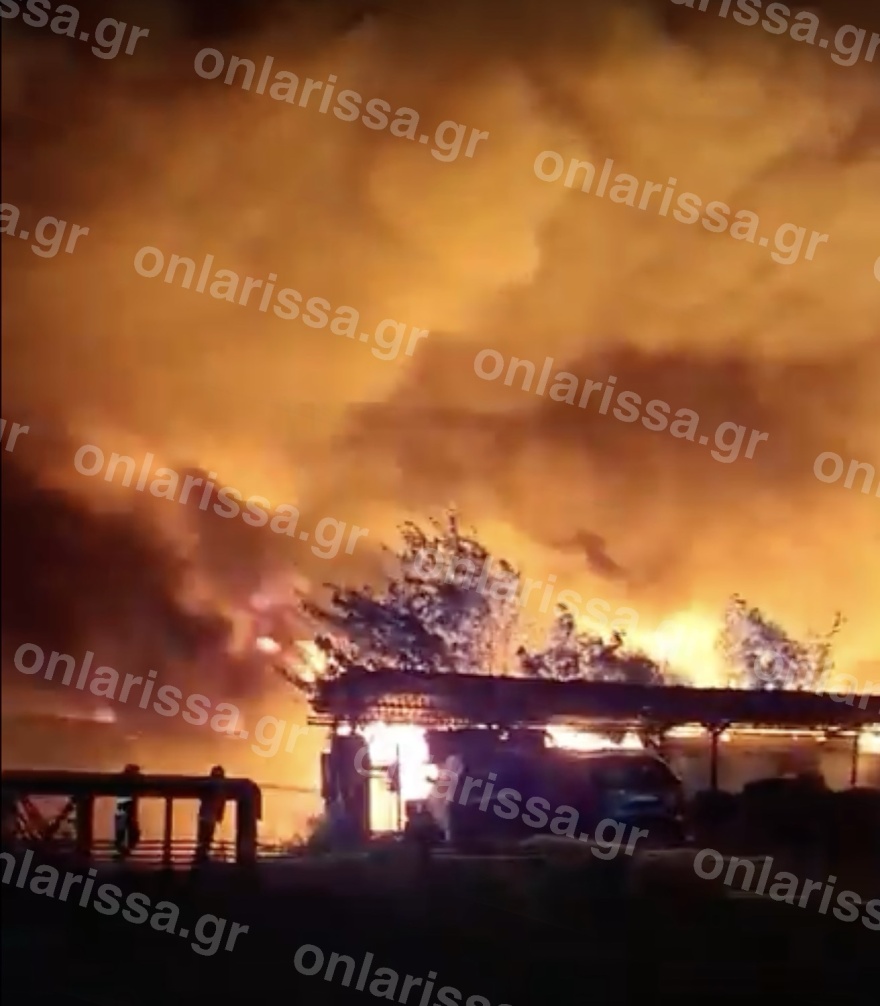 Ενισχύθηκαν οι δυνάμεις στη φωτιά σε μονάδα ανακύκλωσης στη Λάρισα, 112 για καπνούς, δείτε βίντεο